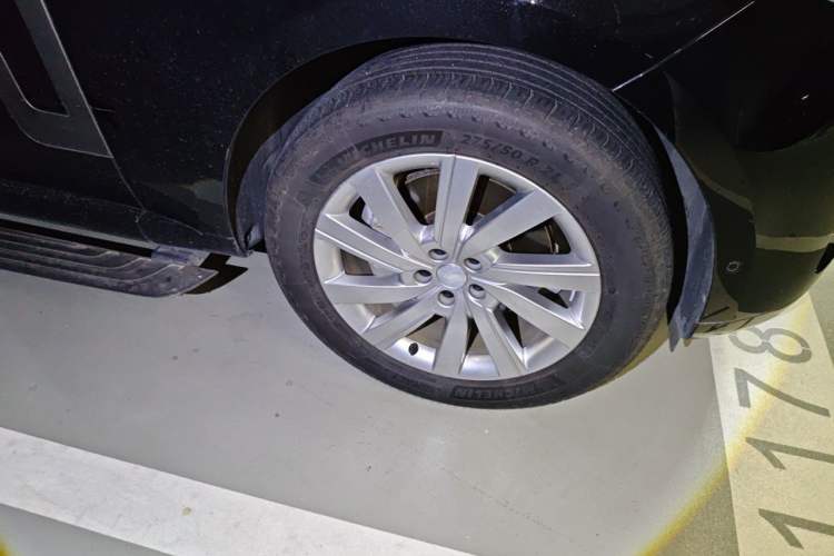 Used Land Rover Range 2024 3.0 L6 400 PS Prestige Extended Version 7-Seater Right Front Wheel Hub