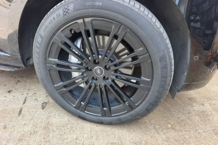 Used Land Rover Range 2024 3.0 L6 400 PS Prestige Extended Version 7-Seater Right Front Wheel Hub
