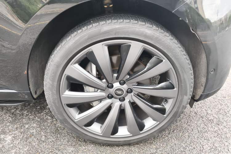 Used Land Rover Range 2024 3.0 L6 400 PS Prestige Extended Version 7-Seater Right Front Wheel Hub