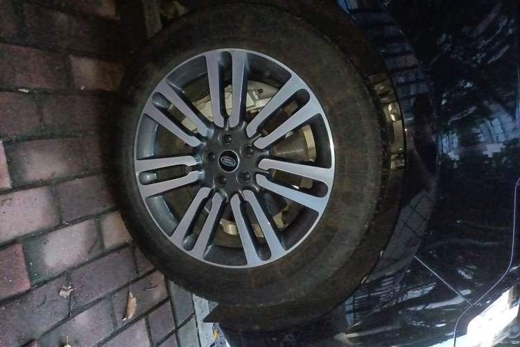 Used Land Rover Range 2024 3.0 L6 400 PS Extended Luxury Edition Right Front Wheel Hub