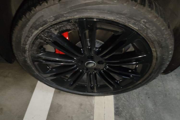 Used Land Rover Range 2024 3.0 L6 400 PS Prestige Extended Version 7-Seater Right Front Wheel Hub