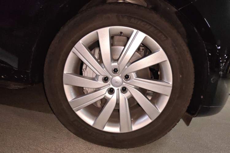 Used Land Rover Range 2024 3.0 L6 400 PS Prestige Extended Version 7-Seater Right Front Wheel Hub