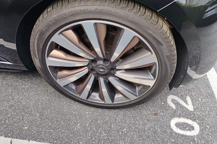Used Land Rover Range 2024 3.0 L6 400 PS SV Prestige Extended-Length 4-Seat Version Right Front Wheel Hub