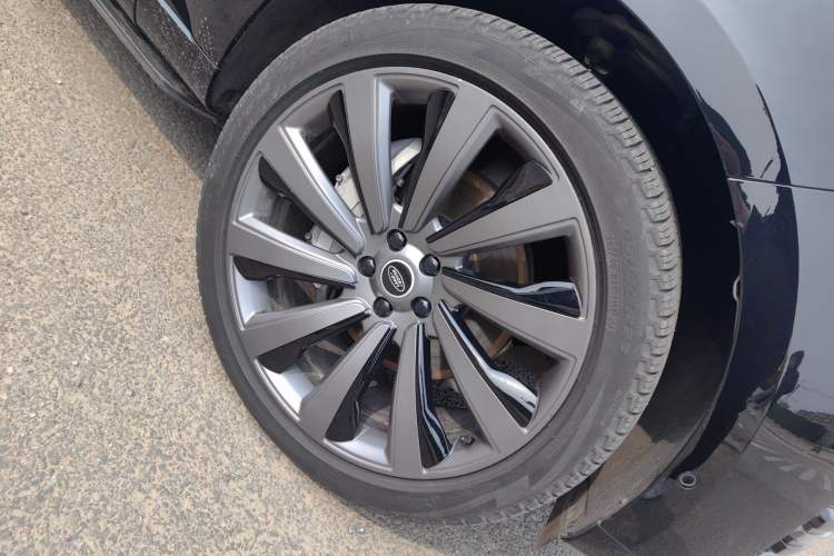Used Land Rover Range 2024 3.0 L6 400 PS Prestige Extended Version 7-Seater Right Front Wheel Hub