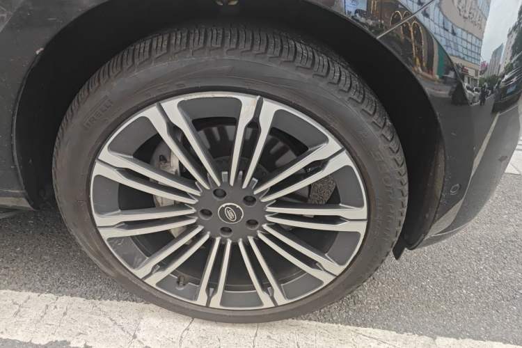 Used Land Rover Range 2024 3.0 L6 400 PS Prestige Extended Version 7-Seater Right Front Wheel Hub