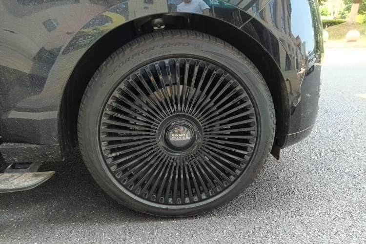 Used Land Rover Range 2024 3.0 L6 400 PS Extended Luxury Edition Right Front Wheel Hub