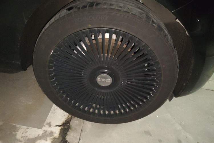 Used Land Rover Range 2024 3.0 L6 400 PS Extended Luxury Edition Right Front Wheel Hub