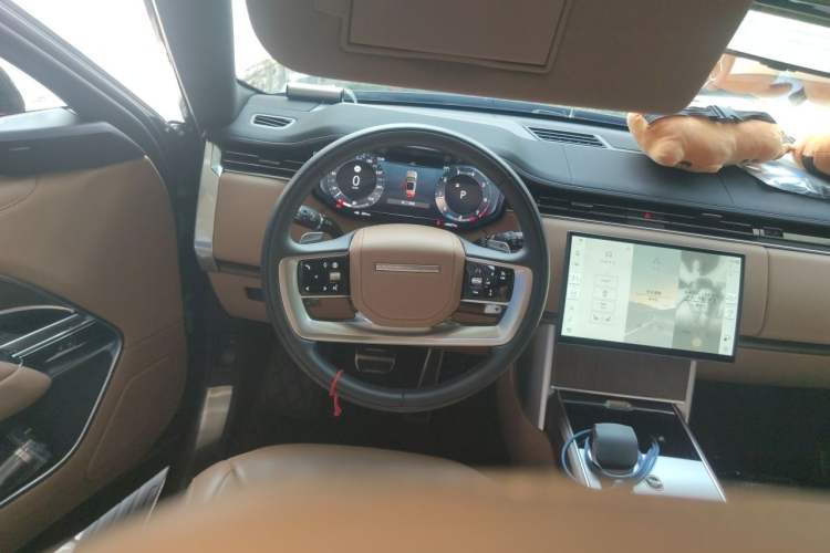 Used Land Rover Range 2024 3.0 L6 400 PS Prestige Extended Version 7-Seater Steering Wheel