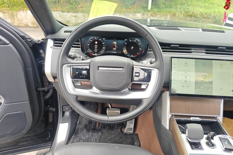 Used Land Rover Range 2024 3.0 L6 400 PS Prestige Extended Version 7-Seater Steering Wheel
