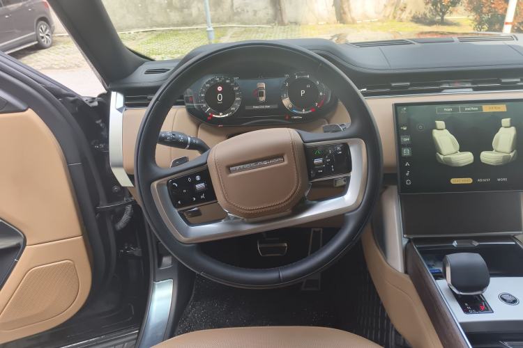 Used Land Rover Range 2024 3.0 L6 400 PS Prestige Extended Version 7-Seater Steering Wheel