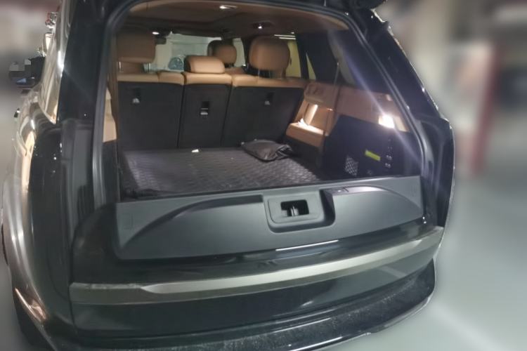 Used Land Rover Range 2024 3.0 L6 400 PS Extended Luxury Edition Trunk