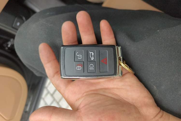 Used Land Rover Range 2024 3.0 L6 400 PS Prestige Extended Version 7-Seater Vehicle Key