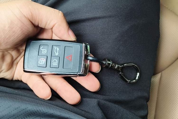 Used Land Rover Range 2024 3.0 L6 400 PS Extended Version Vehicle Key