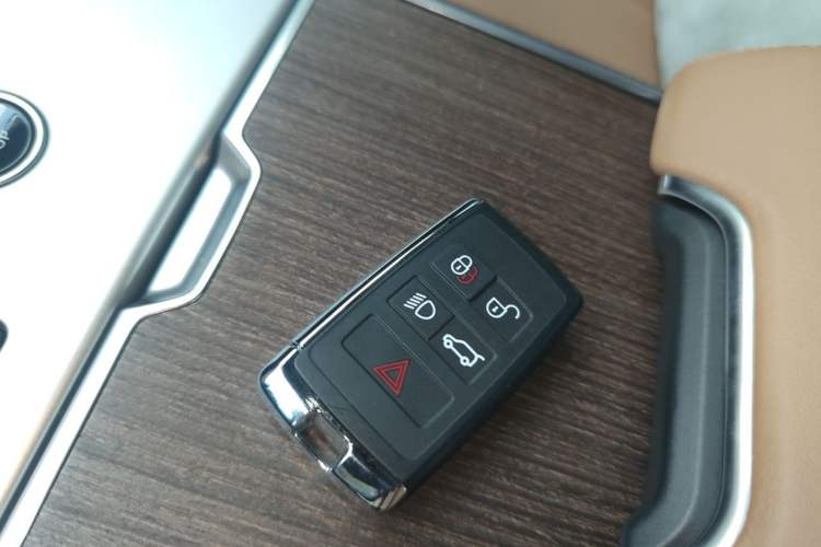 Used Land Rover Range 2024 3.0 L6 400 PS Prestige Extended Version 7-Seater Vehicle Key