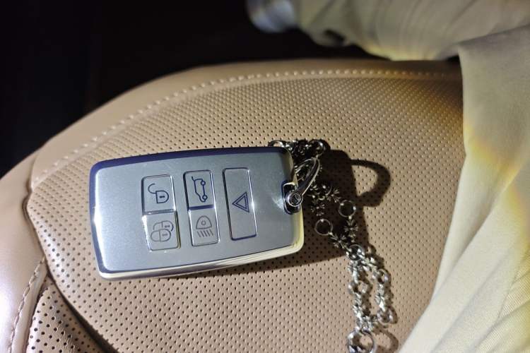 Used Land Rover Range 2024 3.0 L6 400 PS Prestige Extended Version 7-Seater Vehicle Key