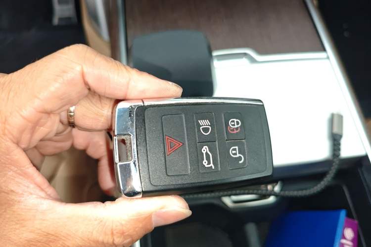 Used Land Rover Range 2024 3.0 L6 400 PS Extended Version Vehicle Key