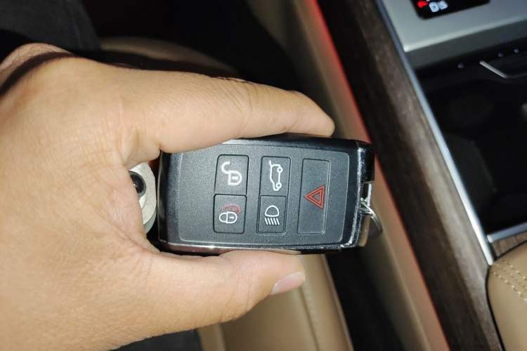 Used Land Rover Range 2024 3.0 L6 360 PS Grand Edition Vehicle Key
