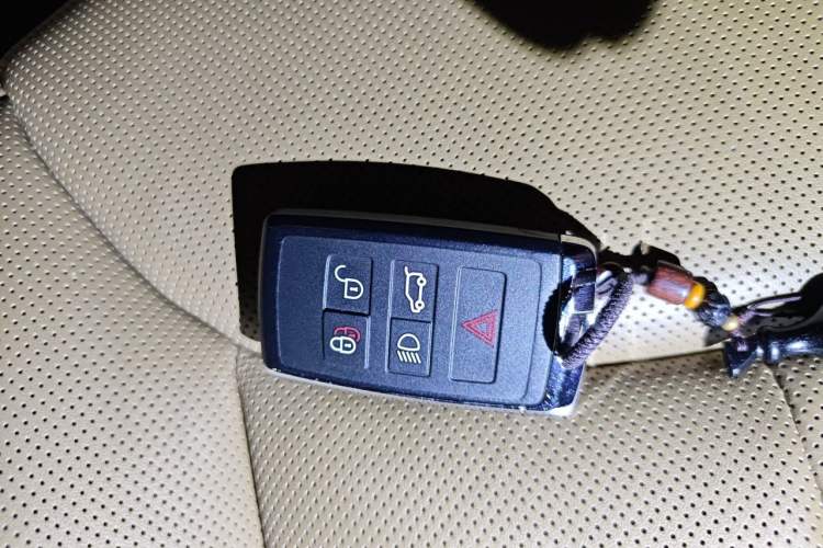 Used Land Rover Range 2024 3.0 L6 400 PS Prestige Extended Version 7-Seater Vehicle Key