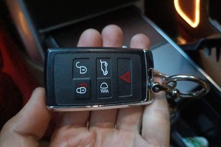 Used Land Rover Range 2024 3.0 L6 400 PS Extended Luxury Edition Vehicle Key