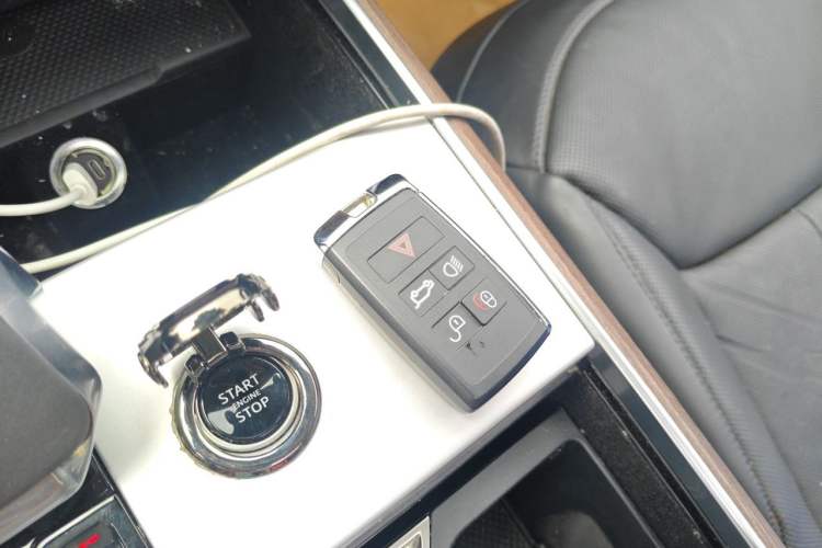 Used Land Rover Range 2024 3.0 L6 400 PS Prestige Extended Version 7-Seater Vehicle Key
