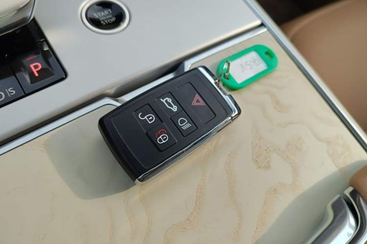 Used Land Rover Range 2024 3.0 L6 400 PS SV Prestige Extended-Length 4-Seat Version Vehicle Key
