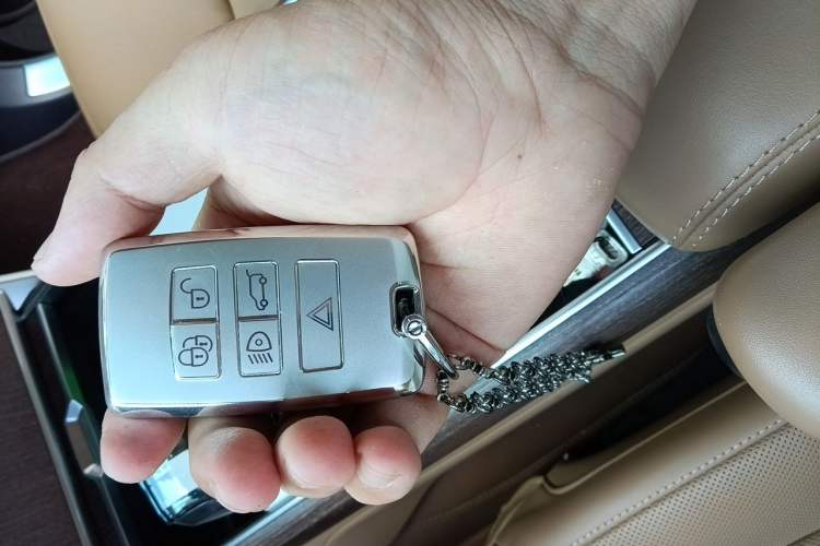 Used Land Rover Range 2024 3.0 L6 400 PS Extended Luxury Edition Vehicle Key