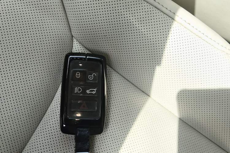 Used Land Rover Range 2024 3.0 L6 400 PS Extended Version Vehicle Key