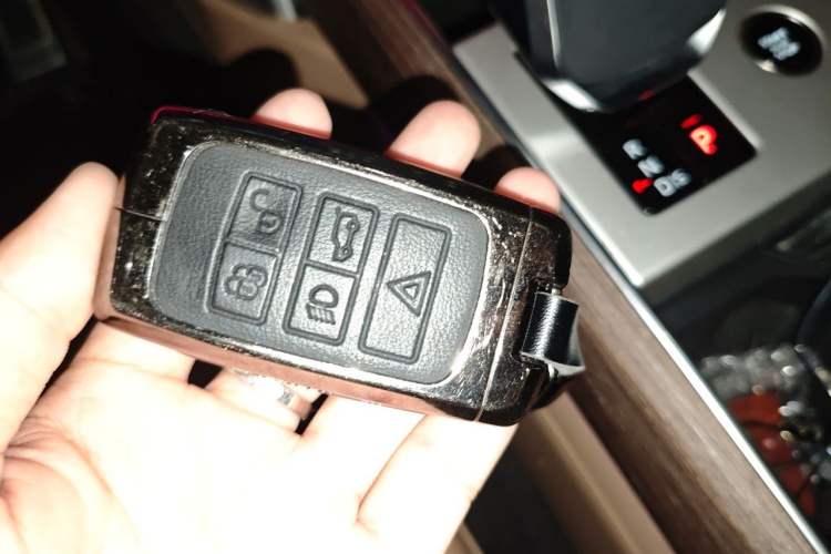 Used Land Rover Range 2024 3.0 L6 400 PS Extended Luxury Edition Vehicle Key