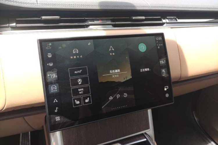 Used Land Rover Range 2024 3.0 L6 400 PS Extended Luxury Edition Audio And AC Panel
