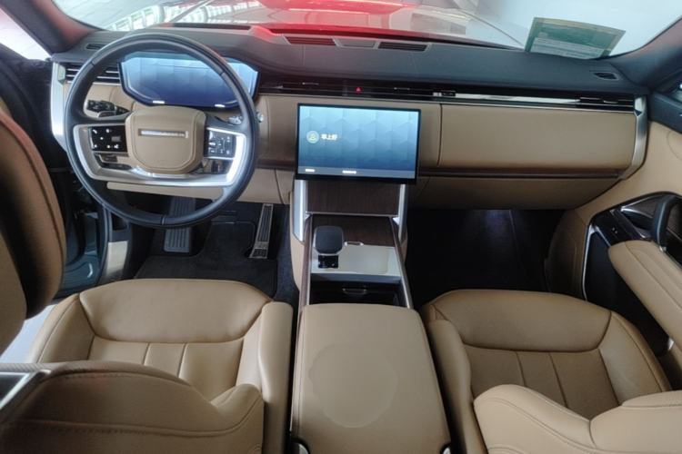Used Land Rover Range 2024 3.0 L6 400 PS Extended Luxury Edition Center Console