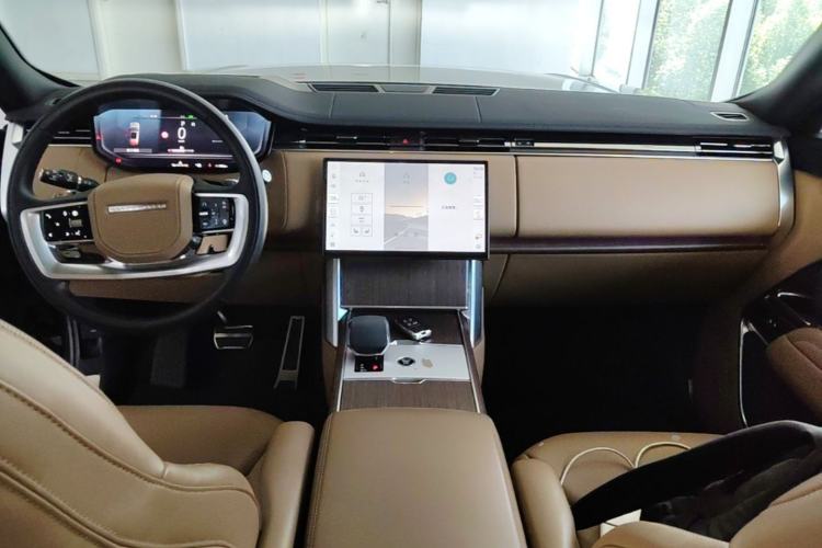 Used Land Rover Range 2024 3.0 L6 400 PS Extended Luxury Edition Center Console