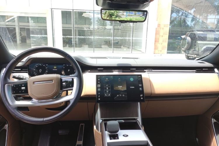 Used Land Rover Range 2024 3.0 L6 400 PS Extended Luxury Edition Center Console