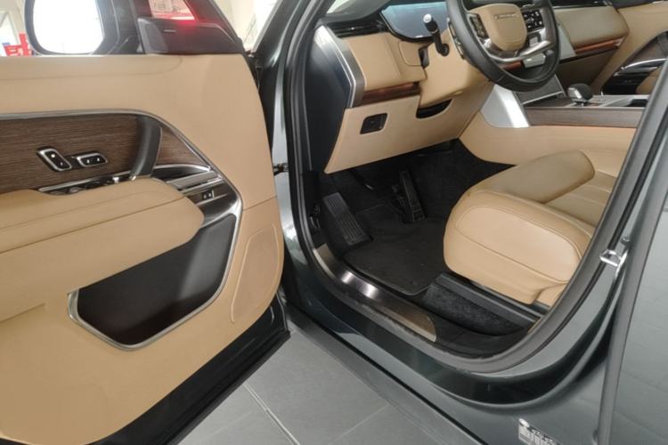 Used Land Rover Range 2024 3.0 L6 400 PS Extended Luxury Edition Driver Seat