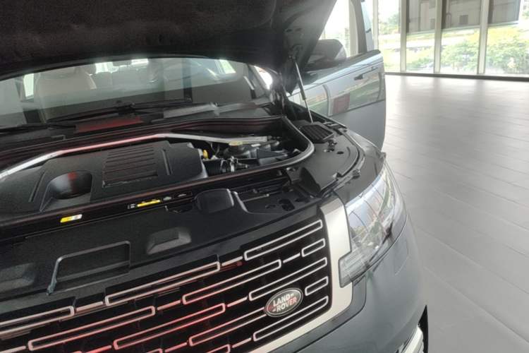 Used Land Rover Range 2024 3.0 L6 400 PS Extended Luxury Edition Engine Bay Left