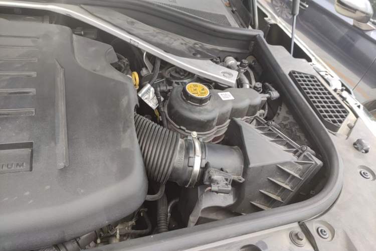 Used Land Rover Range 2024 3.0 L6 400 PS Extended Luxury Edition Engine Bay Left
