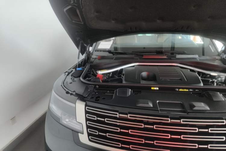 Used Land Rover Range 2024 3.0 L6 400 PS Extended Luxury Edition Engine Bay Right