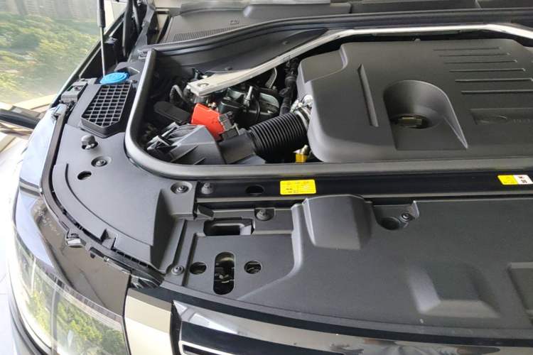 Used Land Rover Range 2024 3.0 L6 400 PS Extended Luxury Edition Engine Bay Right