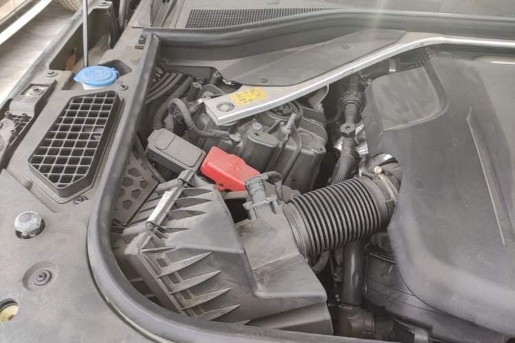 Used Land Rover Range 2024 3.0 L6 400 PS Extended Luxury Edition Engine Bay Right
