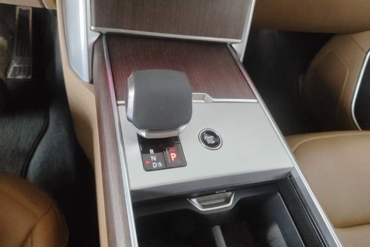 Used Land Rover Range 2024 3.0 L6 400 PS Extended Luxury Edition Gear Lever