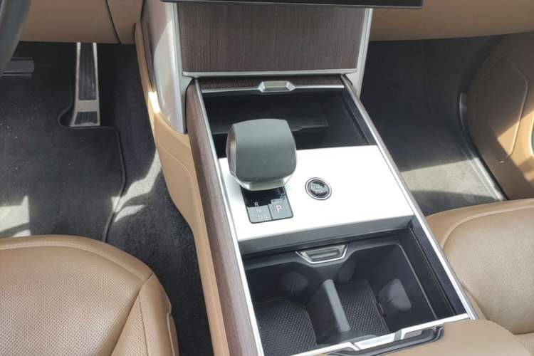 Used Land Rover Range 2024 3.0 L6 400 PS Extended Luxury Edition Gear Lever