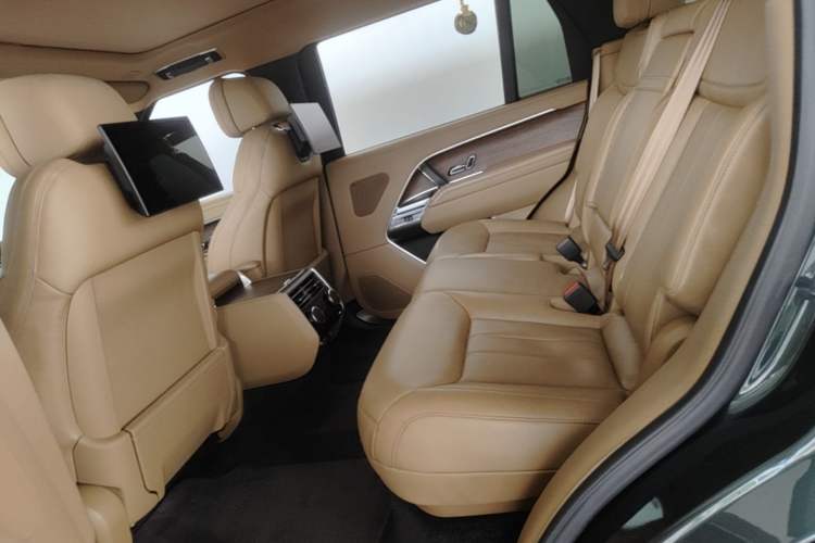Used Land Rover Range 2024 3.0 L6 400 PS Extended Luxury Edition Left Rear Seat