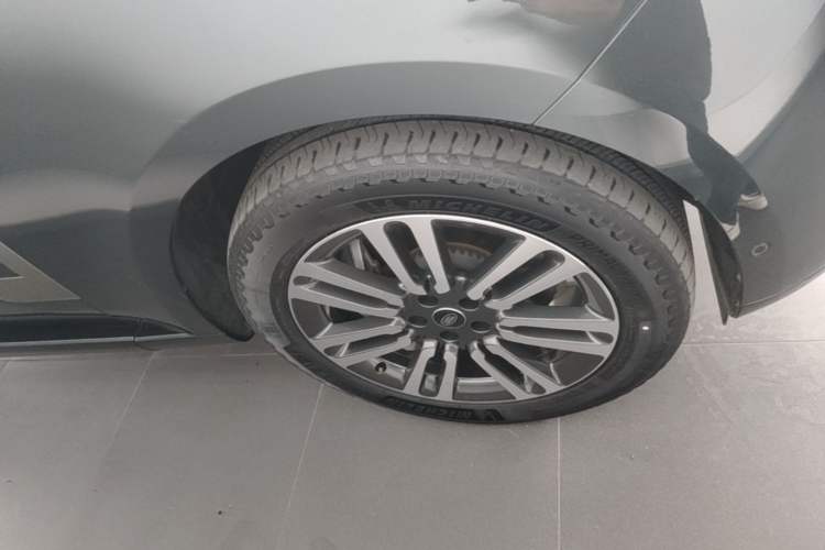 Used Land Rover Range 2024 3.0 L6 400 PS Extended Luxury Edition Right Front Wheel Hub