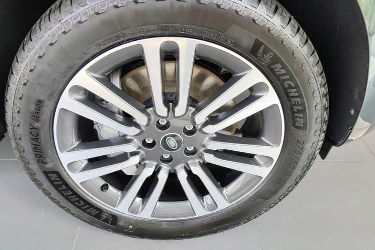 Used Land Rover Range 2024 3.0 L6 400 PS Extended Luxury Edition Right Front Wheel Hub