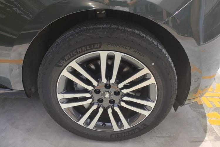 Used Land Rover Range 2024 3.0 L6 400 PS Extended Luxury Edition Right Front Wheel Hub