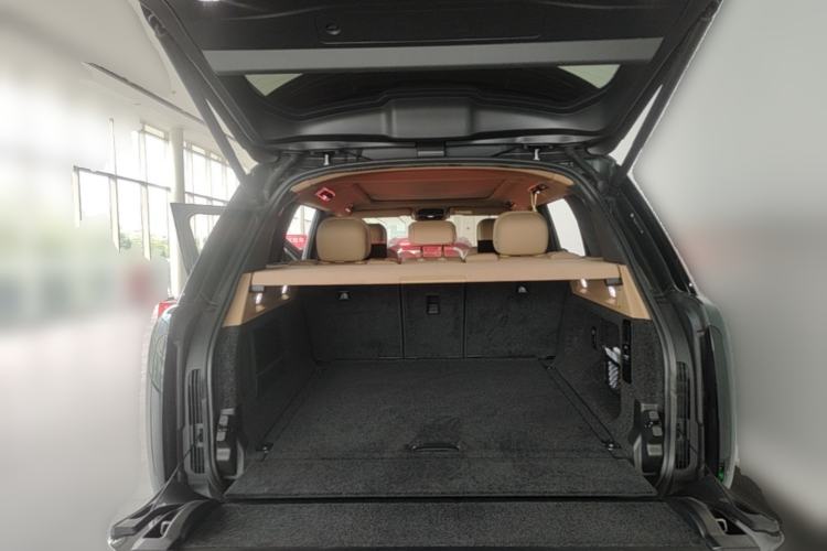 Used Land Rover Range 2024 3.0 L6 400 PS Extended Luxury Edition Trunk