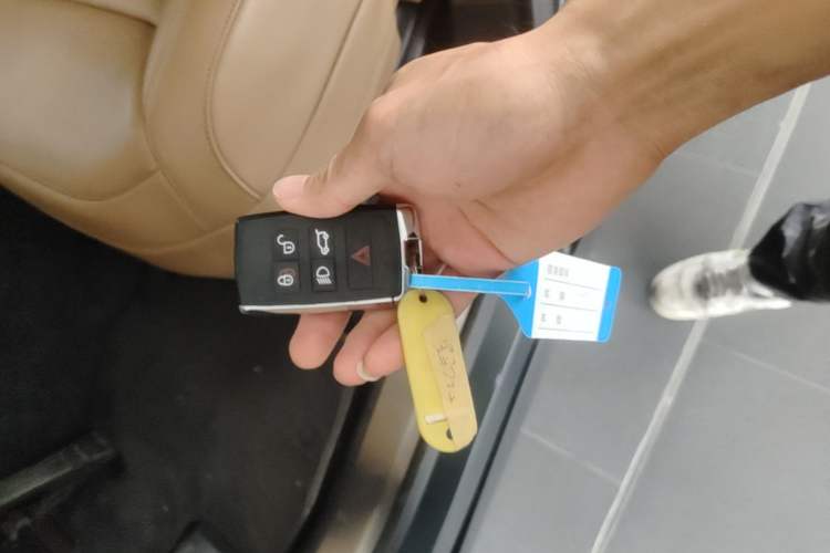 Used Land Rover Range 2024 3.0 L6 400 PS Extended Luxury Edition Vehicle Key