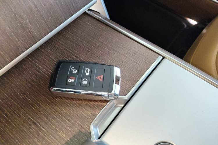 Used Land Rover Range 2024 3.0 L6 400 PS Extended Luxury Edition Vehicle Key