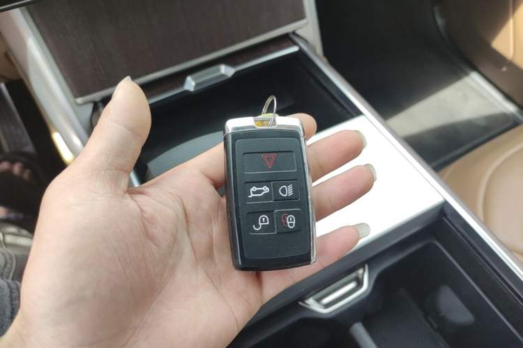 Used Land Rover Range 2024 3.0 L6 400 PS Extended Luxury Edition Vehicle Key