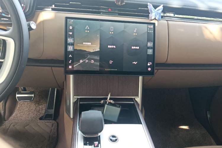 Used Land Rover Range 2024 3.0 L6 400 PS Prestige Extended Version 7-Seater Audio And AC Panel
