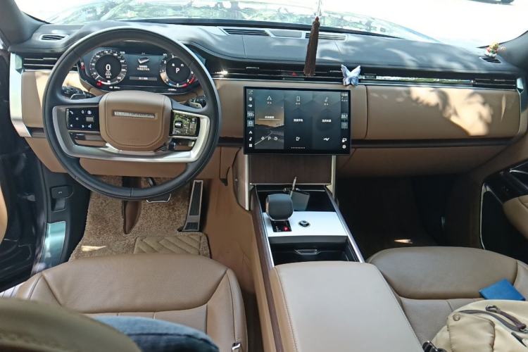 Used Land Rover Range 2024 3.0 L6 400 PS Prestige Extended Version 7-Seater Center Console